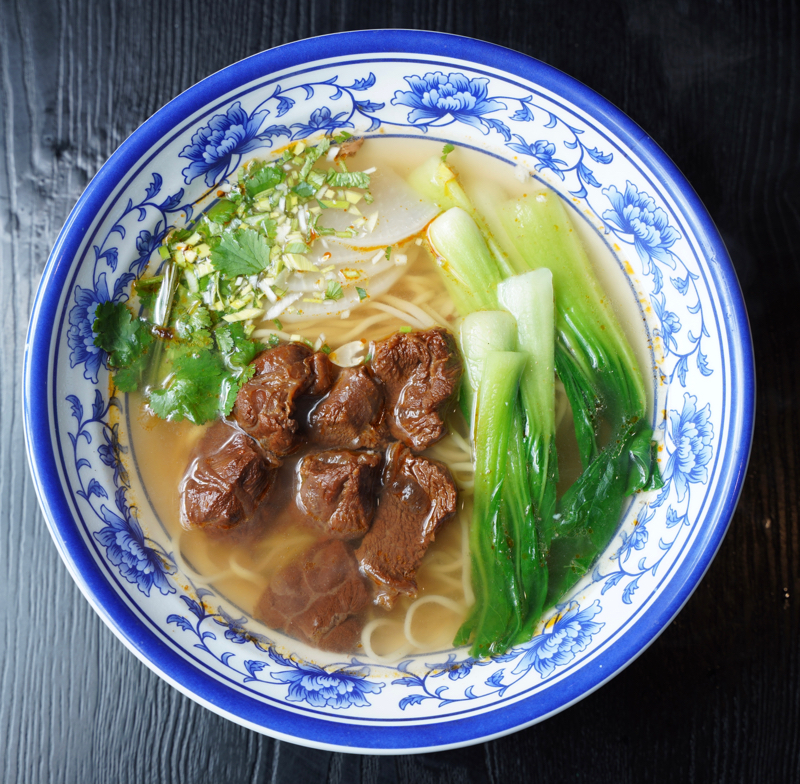 22. 红烧牛肉面 Soupe de nouilles au boeuf braisé mijoté