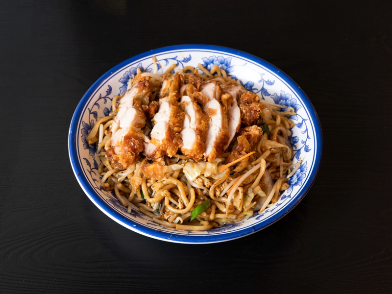 30. 炸鸡炒面 Nouilles faites sautée au poulet frit