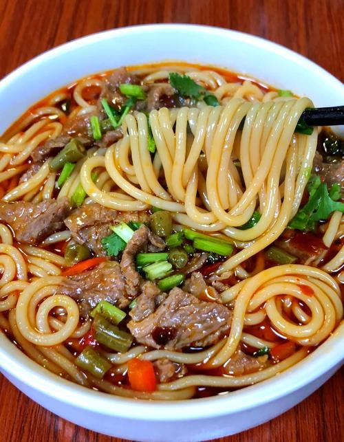 B7. 酸辣牛肉米粉 Soupe au boeuf vinaigré et pimenté