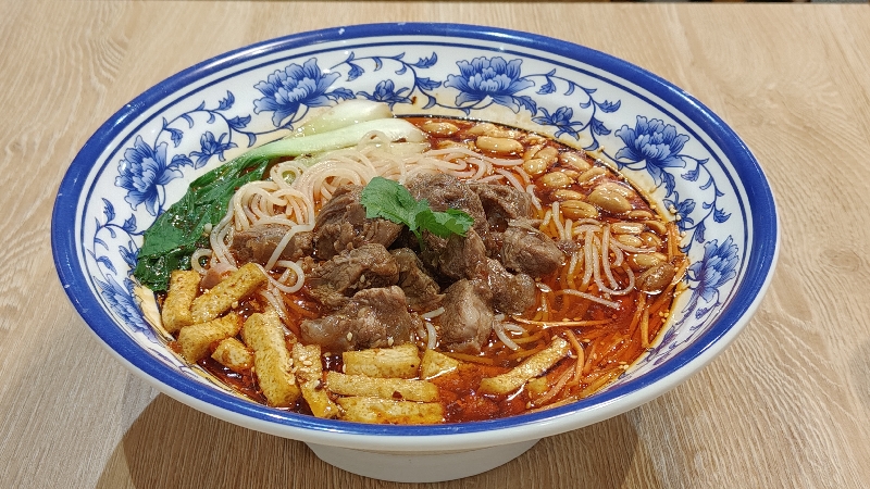 B5. 香辣牛肉米粉 Soupe de vermicelles au boeuf pimenté