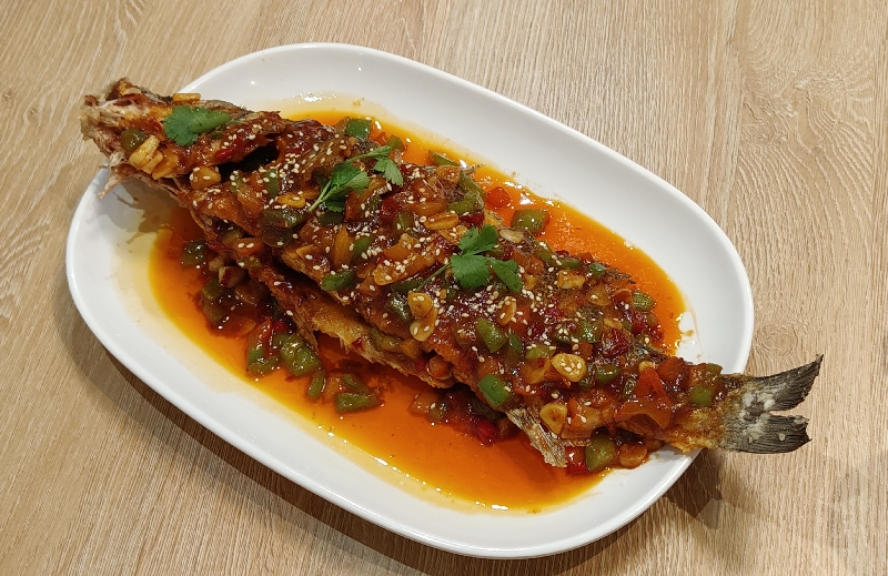 S8D. 红烧鲈鱼 Bar à la sauce Maggi