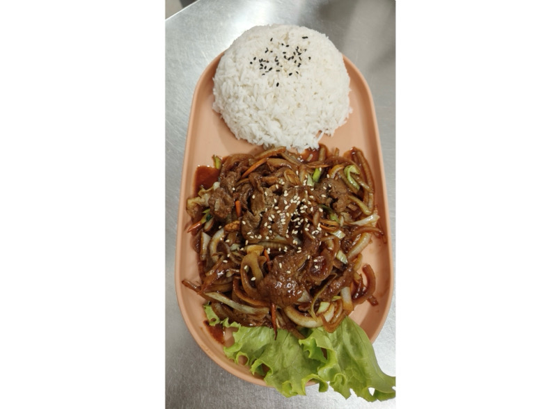 R4. 洋葱牛肉饭 Riz au boeuf sauté aux oignons