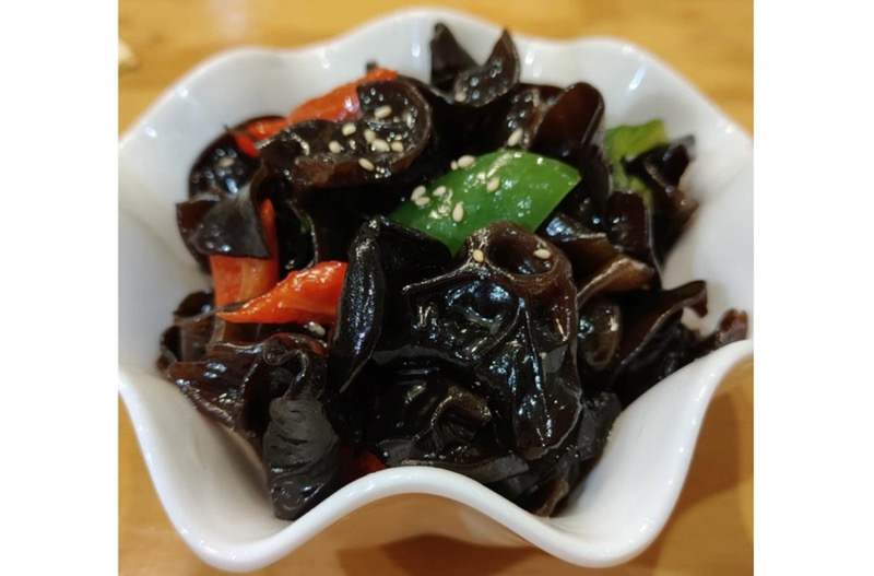 6. 凉拌木耳 Salade de champignons noirs