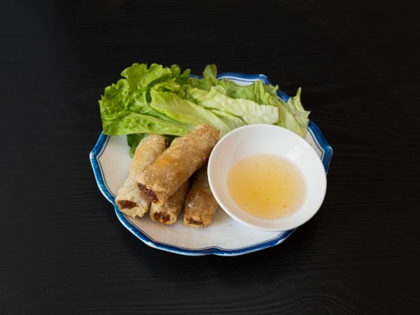 1. 鸡肉春卷 Nems au poulet (4 pièces)