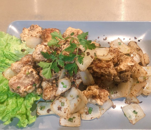 Travers de porc sauté au sel et poivre