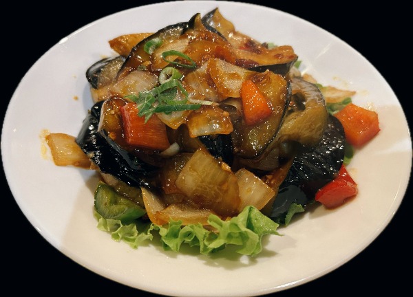 Aubergine sauté parfumee a la sauce poisson