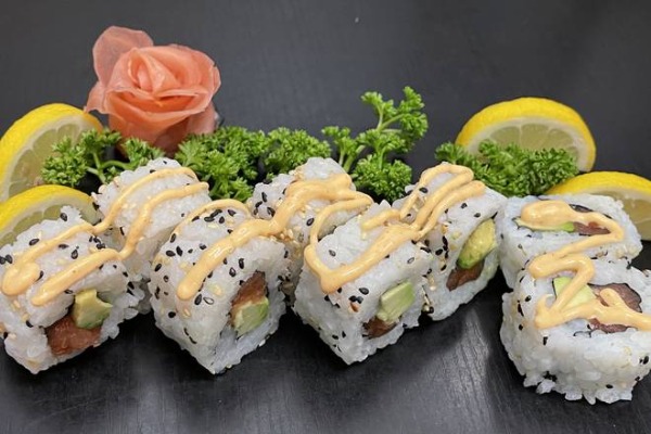 C12. California saumon avocat spicy mayo 8p