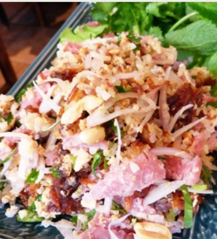 11A. Nem thadena (salade de porc acidulée et riz frit)