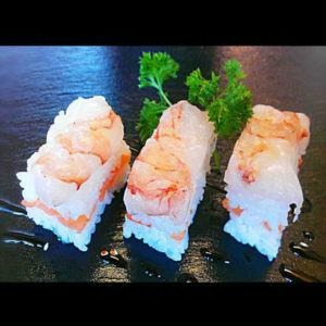 O4. Oshisushi gamberi crudi e salmone