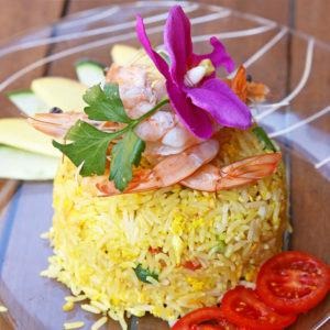 30. Riso thai piccante (saltato con gamberi, verdure e uova)