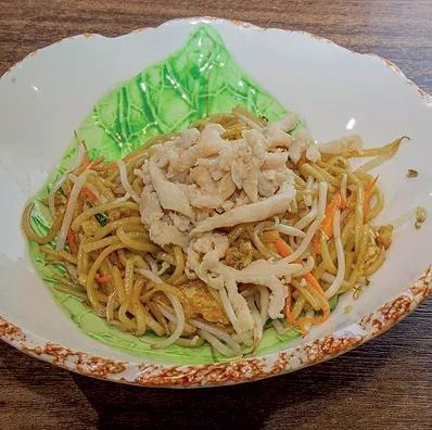 37. Ramen con pollo uova e verdure saltate (ramen freschi fatti a mano)