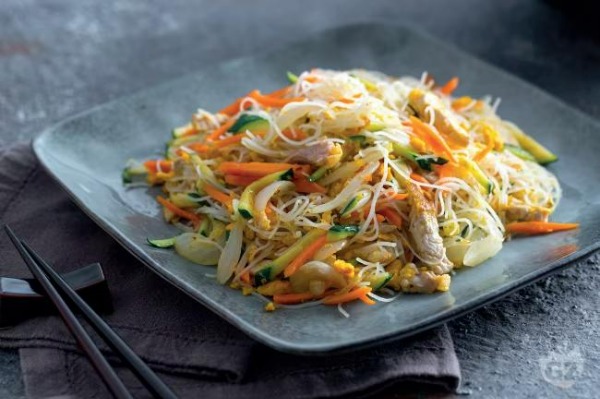 42b. Spaghetti di riso con pollo uova e verdure saltate al curry