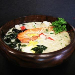 48. Seafood ramen con frutti di mare in brodo