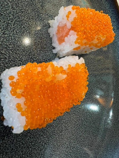 O5. Oshisushi salmone con granella di tempura e uova di pesce