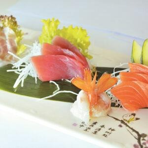 SA1. Sashimi misto salmone, tonno, gamber e branzino (11 pezzi)