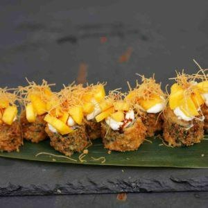 H8. Maki fritti con mango
