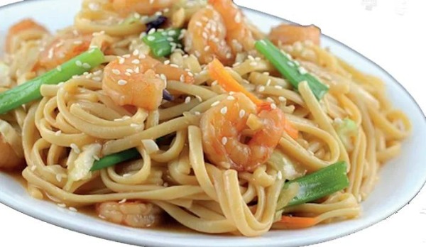 41. Ramen salati con gamberi uova e verdure miste