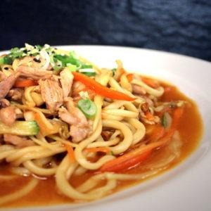 42. Ramen con pollo, verdure e salsa Thai saltati piccanti