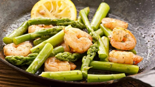 65. Gamberi con asparagi