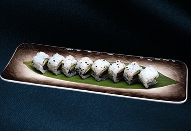 92. Uramaki maguro avocado