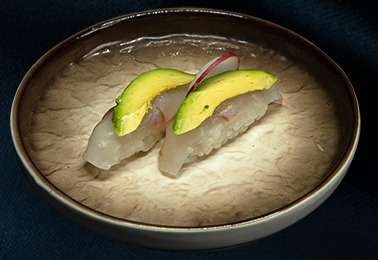 52. Nigiri suzuki avocado