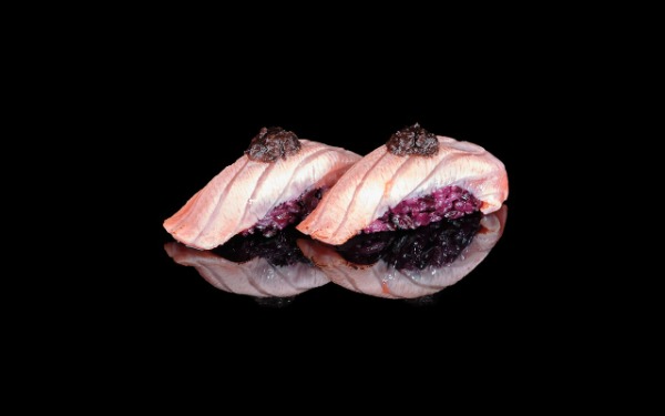 N18. Nigiri black tartufo sake flambe 1pz