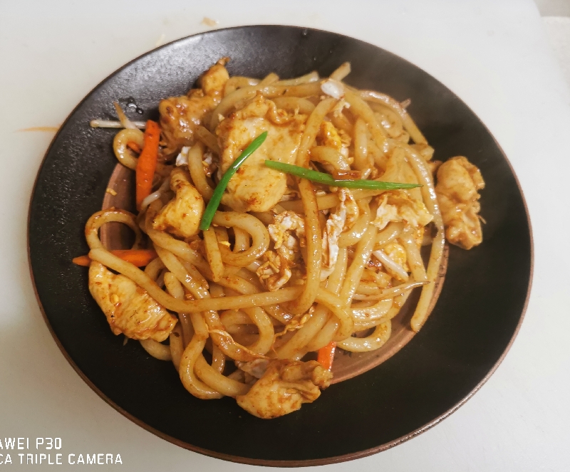  Udon sautée au poulet/crevette/boeuf 鸡肉/虾/牛肉炒乌冬面 N3