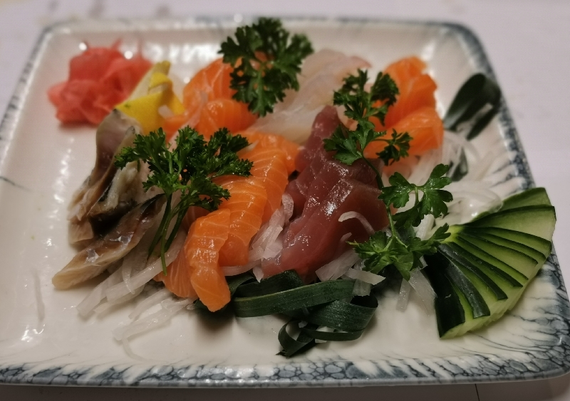 Menu Sashimi mix saumon，thon，daurade（12pcs）SA3