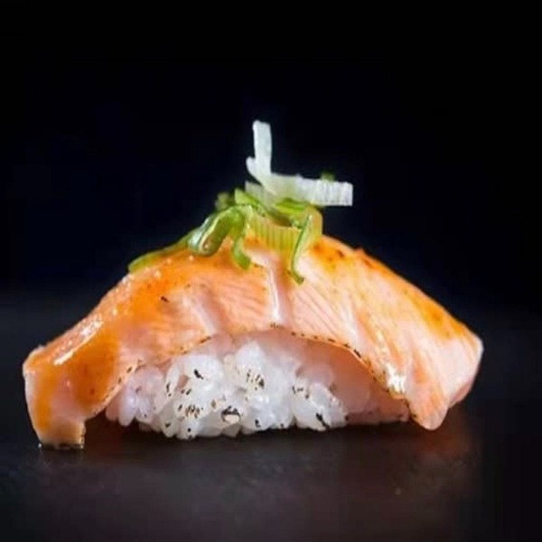 52. Nigiri Salmón Tostado(2PIEZAS)