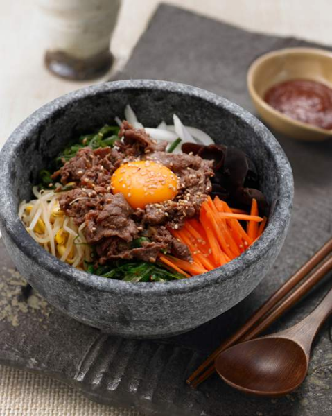 B1. Bibimbap au boeuf sur bol de pierre
