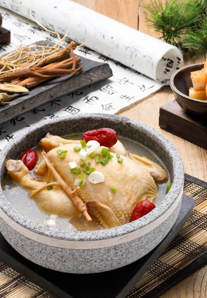 P7. Pot four poulet farci au ginseng.riz et herbes