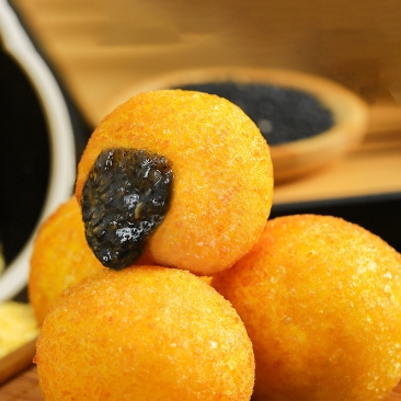 Boulettes de pâte de millet gluant fourré au sésame noir