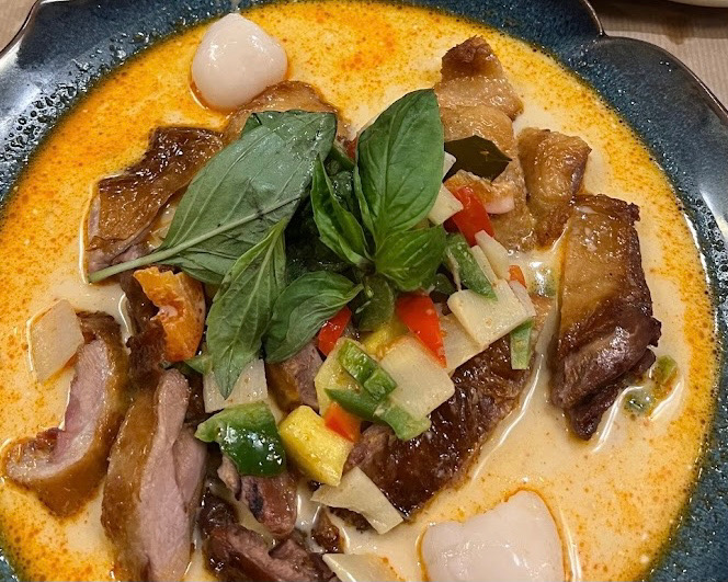 P8. Tendre magret de canard émincé, mijoté dans curry rouge