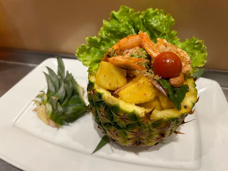 E7. Salade d’ananas frais aux crevettes, à la sauce milles épices