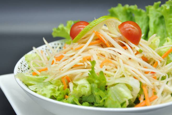 E8. Salade de papaye verte à la sauce citron