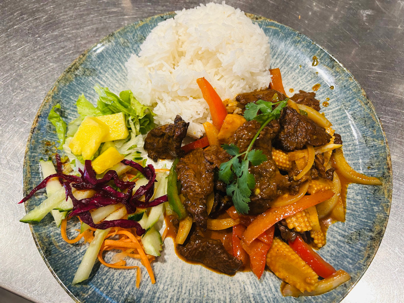 P17. Boeuf sauté à la sauce satay, avec riz blanc