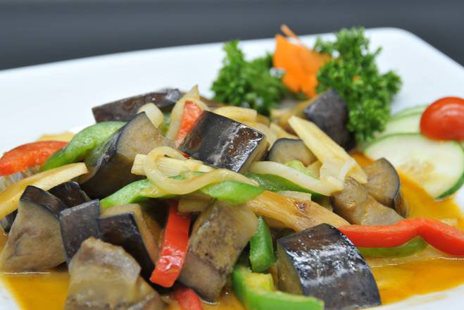 V5. Aubergine sautée aux feuilles de basilic