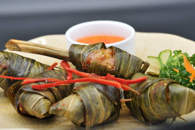 P5. Papillote de poulet mariné aux mille parfums, grillé dans des feuilles de bay teay fraîches