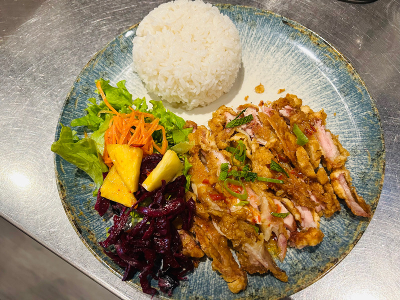 P21. Poulet croustillant, avec riz blanc