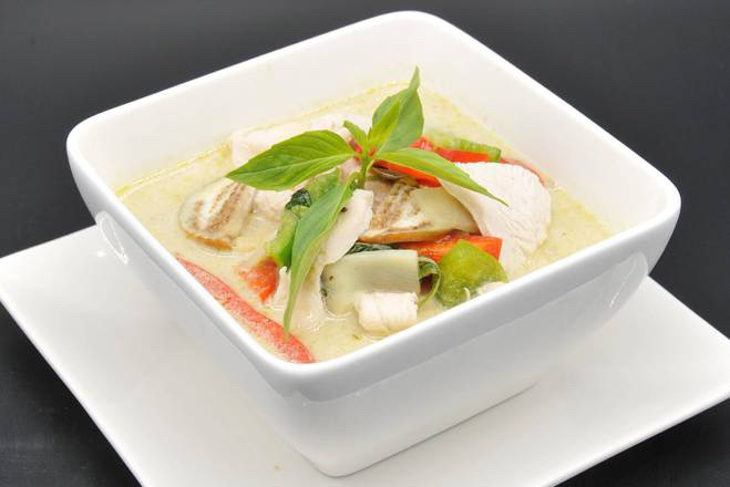 P6. Poulet mijoté au curry vert et lait de coco