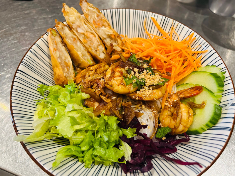 BB. BoBun aux bœuf avec nêms au poulet