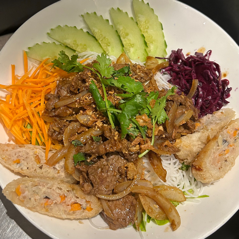 BB. BoBun aux bœuf avec nêms au poulet
