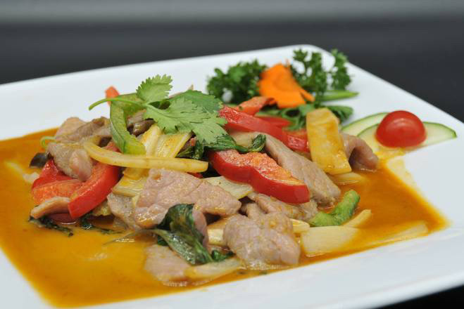 P3. Boeuf sauté, épices thaï, feuilles de basilic