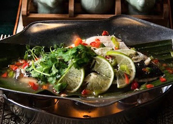P16. Poisson bar en filet à la citronnelle, vapeur dans une feuille de bananier