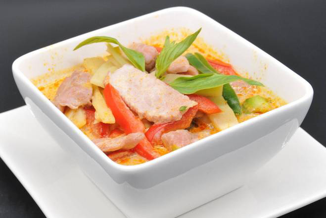 P2. Boeuf au curry rouge, légumes mijotés et lait de coco.
