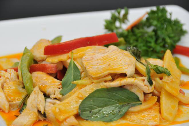 P4. Poulet sauté épicé aux feuilles de basilic et légumes 