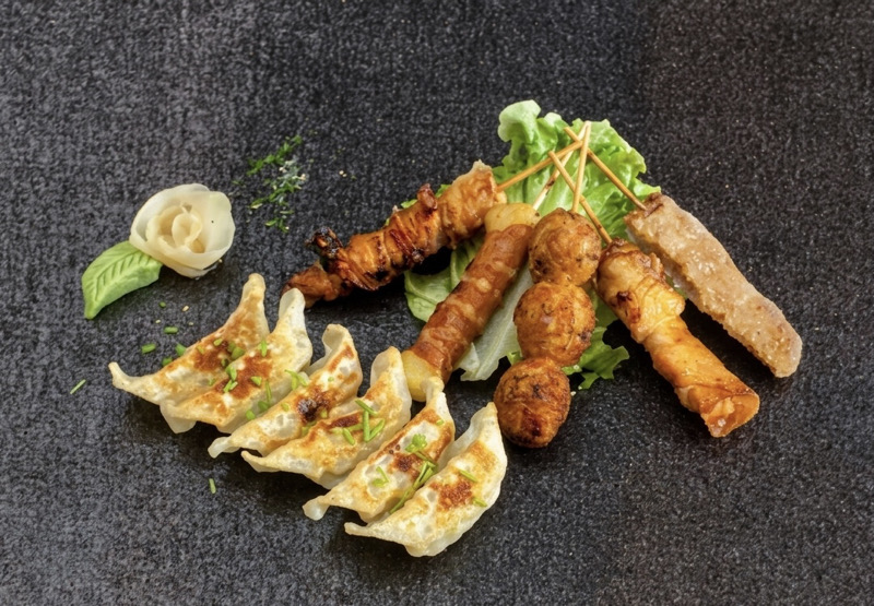 MB16. Brochette Gyoza avec soupe, salade et riz