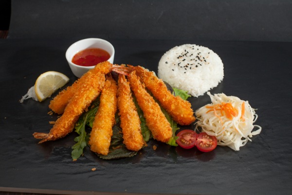 PC2. 6 Tempura Crevette avec soupe, salade et riz