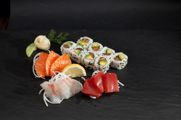 M10. Maki Sashimi avec soupe, salade et riz