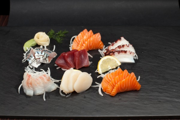 M16. Assortiment Sashimi avec soupe, salade et riz